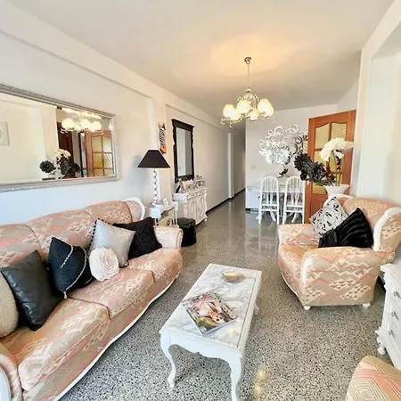 Cozy Three-bedroom 12 Minutes From