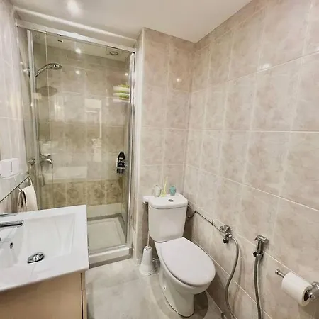 Apartment Cozy Three-bedroom 12 Minutes From *