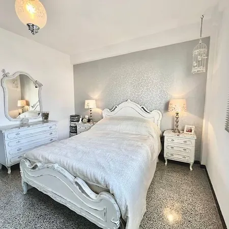 Cozy Three-bedroom 12 Minutes From