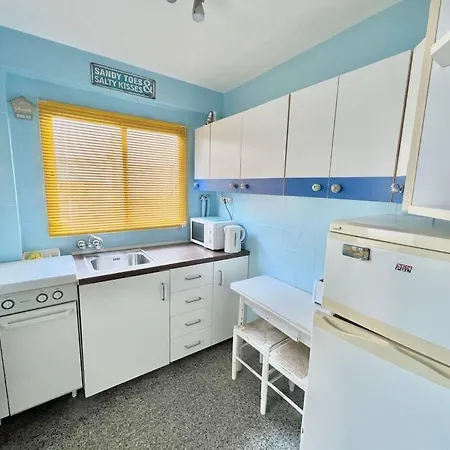 Cozy Three-bedroom 12 Minutes From *